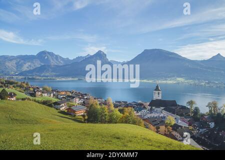 St. Wolfgang im Salzkammergut, Österreich - Oktober 18 2018: Blick auf die Wallfahrtskirche und den Wolfgangsee in St. Wolfgange in der Dachsteinberge Stockfoto