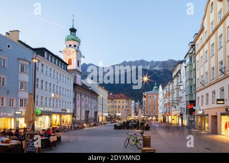 Innsbruck, Österreich - Oktober 19 2014: Abendansicht entlang der Maria-Theresien-Straße, einer Fußgängerzone von Innsbruck, Österreich gesäumt mit Geschäften und r Stockfoto