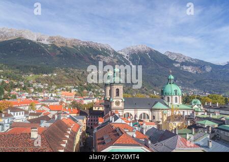 Innsbruck, Österreich - Oktober 20 2014: Blick auf den Innsbrucker Dom in Österreich von oben vom Stadtturm aus dem 15. Jahrhundert Stockfoto