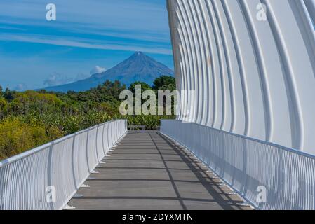 Mt. Taranaki über die Te Rewa Rewa Brücke in New Plymouth, Neuseeland Stockfoto