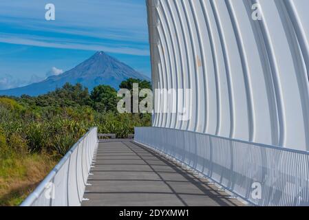 Mt. Taranaki über die Te Rewa Rewa Brücke in New Plymouth, Neuseeland Stockfoto