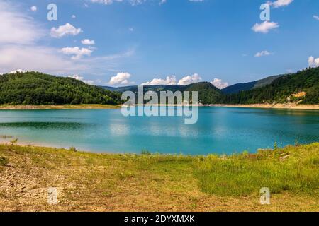 Sonniger Sommertag auf dem künstlichen See Zaovine auf dem Berg Tara, Serbien. Stockfoto