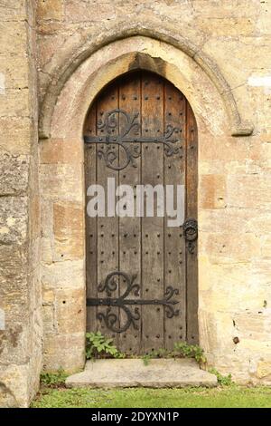 Türen, Fenster und Türgriffe. Viele verschiedene Stilrichtungen, typisch für die Cotswolds UK Stockfoto