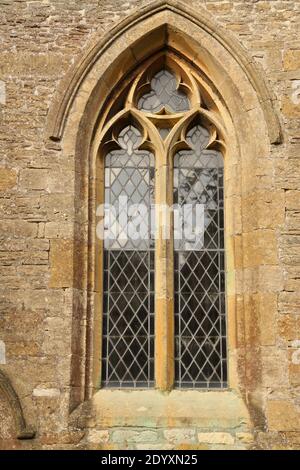 Türen, Fenster und Türgriffe. Viele verschiedene Stilrichtungen, typisch für die Cotswolds UK Stockfoto