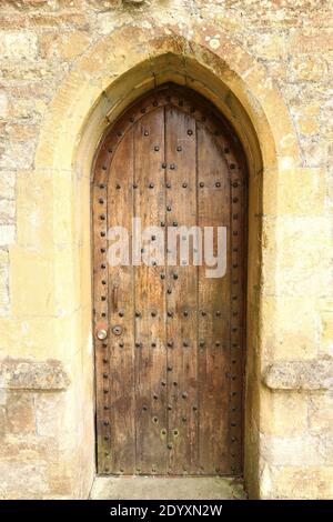 Türen, Fenster und Türgriffe. Viele verschiedene Stilrichtungen, typisch für die Cotswolds UK Stockfoto