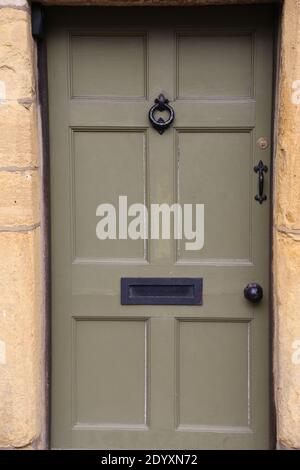 Türen, Fenster und Türgriffe. Viele verschiedene Stilrichtungen, typisch für die Cotswolds UK Stockfoto