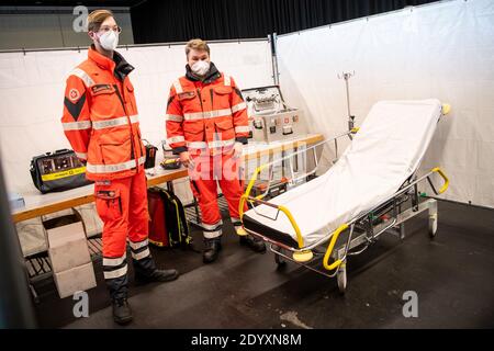 Bremen, Deutschland. Dezember 2020. Im Impfzentrum Bremen wurde eine Notaufnahme eingerichtet. Das Bremer Impfzentrum in der Messehalle 7 hat seinen Betrieb aufgenommen. Quelle: Sina Schuldt/dpa/Alamy Live News Stockfoto