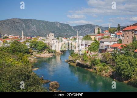 Klassische Ansicht von Stari Most und Mostar in Bosnien und Herzegowina, an einem schönen sonnigen Tag. Stockfoto