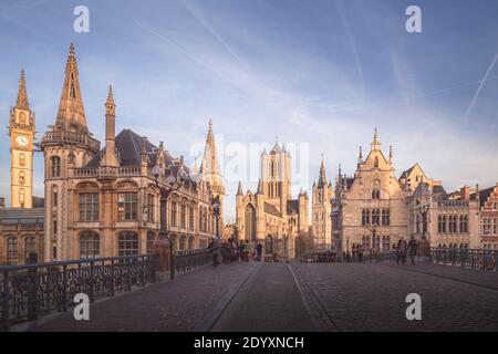 Gent, Belgien - November 13 2014: Die wunderschöne historische Altstadt von Gent, Belgien, taucht in goldenes Abendlicht. Stockfoto