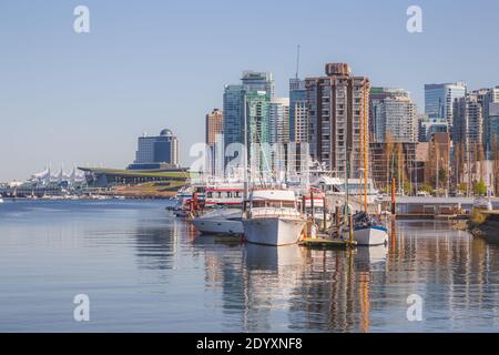 Vancouver, B.C. Kanada - April 13 2014: Ein schöner Frühlingstag von der Seawall am Stanley Park, der nach Osten zur Stadt von Vancouver, B.C. mit Booten schaut Stockfoto