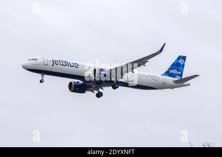 NEW YORK, NY – 24. DEZEMBER: Ein Jet Blue Airbus A321-271NX landet am 24. Dezember 2020 in New York City. Stockfoto