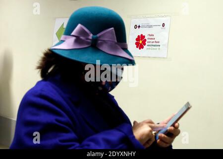 Rom, Italien. Dezember 2020. Erster Tag der Impfkampagne Covid-19 im Policlinico Umberto I. nach den gestrigen Demonstrationsimpfstoffen wurden heute 9500 Impfstoffe in den italienischen Krankenhäusern verteilt. Die ersten Personen, die den Pfizer-BioNTech Covid-Impfstoff erhalten, sind Krankenschwestern, Ärzte und Krankenhauspersonal. Rom (Italien), 28. Dezember 2020 Foto Samantha Zucchi/Insidefoto Kredit: Insidefoto srl/Alamy Live News Stockfoto