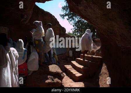 Lalibela-Ethiopia: 12. April 2019: Rote Chilischoten und Teffelsamen werden zum Trocknen in der Sonne ausgebreitet Stockfoto