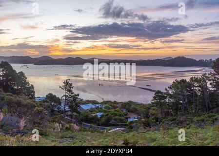 Sonnenuntergang Blick auf eine Fischfarm in der Nähe von coromandel Stadt Neuseeland Stockfoto