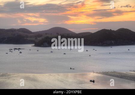 Sonnenuntergang Blick auf eine Fischfarm in der Nähe von coromandel Stadt Neuseeland Stockfoto