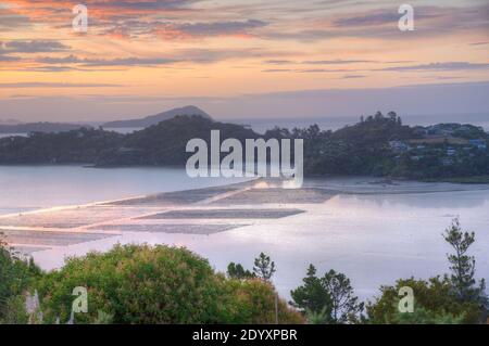 Sonnenuntergang Blick auf eine Fischfarm in der Nähe von coromandel Stadt Neuseeland Stockfoto