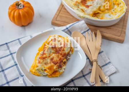 Hausgemachte leckere Cannelloni Kürbis auf einem Tisch Stockfoto