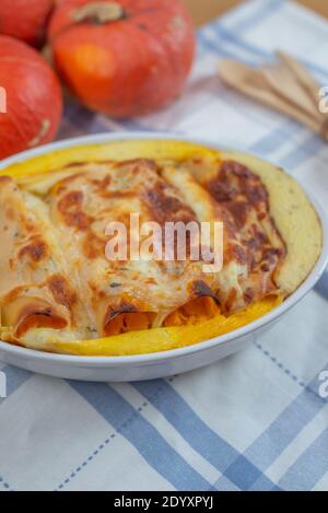 Hausgemachte leckere Cannelloni Kürbis auf einem Tisch Stockfoto