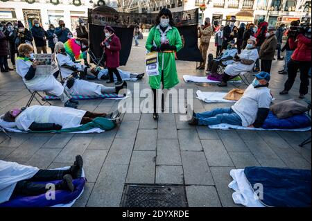 Madrid, Spanien. Dezember 2020. Demonstranten nehmen an einer Aufführung gegen das neue Notkrankenhaus Isabel Zendal und gegen die Misshandlung von Beschäftigten im Gesundheitswesen während der Krise des Coronavirus (COVID-19) Teil. Mitarbeiter des Gesundheitswesens haben sich auf dem Sol-Platz versammelt, um den "Großen Zirkus des Gesundheitswesens" zu repräsentieren und den Rücktritt der Regionalpräsidentin von Madrid Isabel Diaz Ayuso zu fordern. Quelle: Marcos del Mazo/Alamy Live News Stockfoto