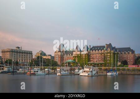 Victoria, B.C. Kanada - Juni 12 2014: Blick auf das berühmte Fairmont Empress Hotel und den Victoria Inner Harbour bei Sonnenuntergang in der Hauptstadt von Großbritannien Stockfoto