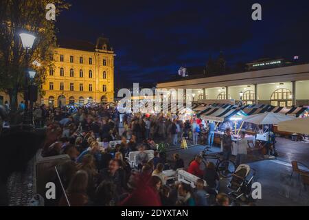 Ljubljana, Slowenien - Oktober 19 2014: Eine Menge Einheimischer und Touristen genießen den Nachtmarkt von Ljubljana in der slowenischen Hauptstadt Stockfoto