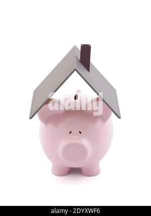 Rosa Sparschwein mit Hausdach auf weißem Hintergrund Stockfoto
