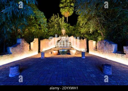 Rachaburi, Thailand - 18 Decemmber, 2020: Beleuchtung schmücken Buddha-Statue in Beleuchtung Festival zeigt Countdown-Veranstaltung im Nasatta Park Stockfoto