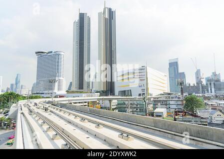 Bangkok, Thailand - 19. Dezember 2020: Blick vom Skytrain Golden Line Bahnhof des ICON Siam Gebäudes Stockfoto