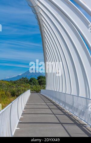 Mt. Taranaki über die Te Rewa Rewa Brücke in New Plymouth, Neuseeland Stockfoto