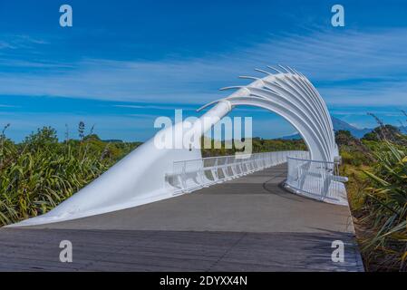 Mt. Taranaki über die Te Rewa Rewa Brücke in New Plymouth, Neuseeland Stockfoto