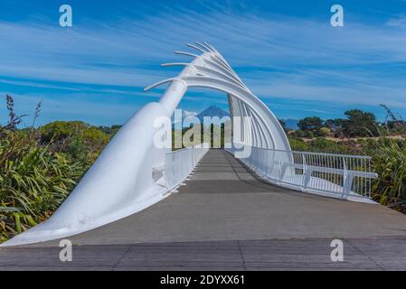 Mt. Taranaki über die Te Rewa Rewa Brücke in New Plymouth, Neuseeland Stockfoto