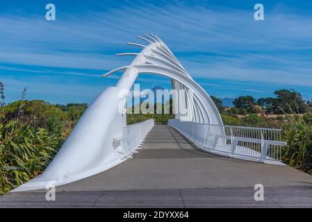 Mt. Taranaki über die Te Rewa Rewa Brücke in New Plymouth, Neuseeland Stockfoto