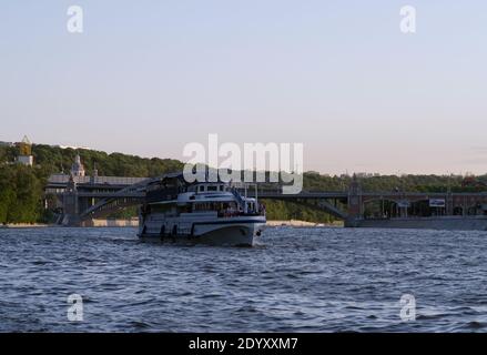 25. Mai 2012, Moskau, Russland. Vergnügen Motorschiff auf dem Moskva Fluss an einem warmen Frühlingsabend. Stockfoto