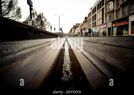 Low-Angle-Ansicht der Tram Track auf der Princes Street in Edinburgh, Schottland, Großbritannien Stockfoto