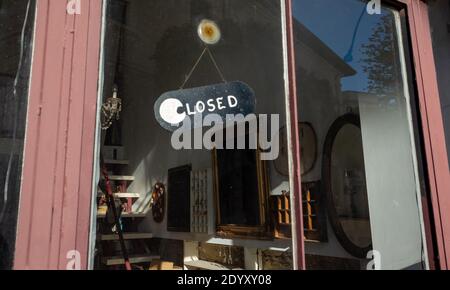 "Geschlossen" Schild an der Glastür eines alten Geschäfts in einer ruhigen Straße in der Altstadt. Stockfoto