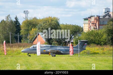 12. September 2020, Kaluga Region, Russland. Das Trainingsflugzeug Aero L-29 Delfin führt einen Trainingsflug auf dem Flugplatz Oreshkovo durch. Stockfoto