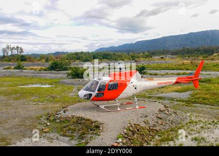 Hubschrauber auf Plattform wartet auf Start Stockfoto