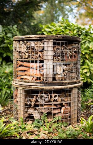 Ein von Männern angemachtes "Bug Hotel" auf dem Gelände der Bristol University, Bristol, Großbritannien. Stockfoto