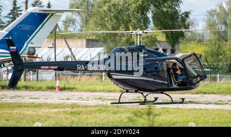 12. September 2020, Kaluga Region, Russland. Hubschrauber Bell 505 ein Trainingsflug auf dem Flugplatz Oreshkovo. Stockfoto