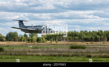 12. September 2020, Kaluga Region, Russland. Das Trainingsflugzeug Aero L-29 Delfin führt einen Trainingsflug auf dem Flugplatz Oreshkovo durch. Stockfoto