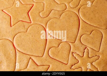 Ungebackene Kekse in Form von Herz und Stern für den Valentinstag. Hausgemachtes Gebäck. Stockfoto