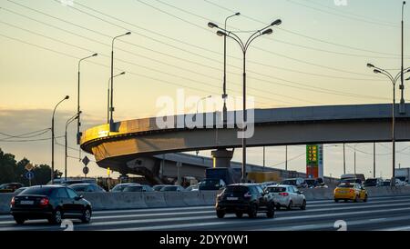 2. Oktober 2018, Moskau, Russland. Autoverkehr auf der Moskauer Ringstraße in Moskau. Stockfoto