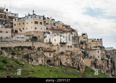 Jerusalem, Israel - 17. Dezember 2020: Alte Gräber und Begräbnishöhlen unter einer bewohnten Nachbarschaft in Ostjerusalem. Stockfoto