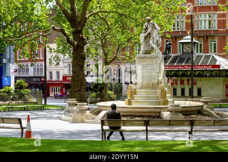 London, Großbritannien, Mai 2020: Herr Bean allein auf dem verlassenen Leicester Square Stockfoto