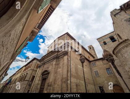 Ascoli Piceno (Italien) - die schöne mittelalterliche und künstlerische Stadt in der Region Marken, Mittelitalien. Hier ein Blick auf das historische Zentrum. Stockfoto