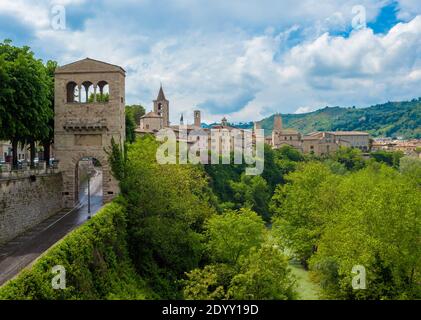 Ascoli Piceno (Italien) - die schöne mittelalterliche und künstlerische Stadt in der Region Marken, Mittelitalien. Hier ein Blick auf das historische Zentrum. Stockfoto