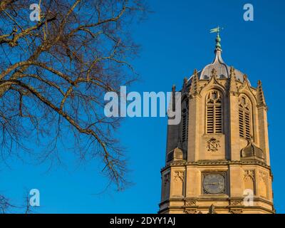 Winterzeit Oxford, Tom Tower, Christ Church, Oxford, Oxfordshire, England, Großbritannien, GB. Stockfoto