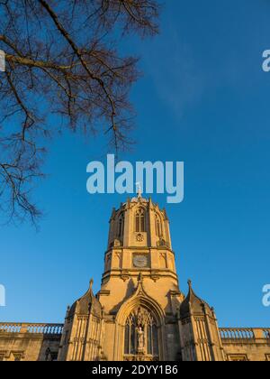Winterzeit Oxford, Tom Tower, Christ Church, Oxford, Oxfordshire, England, Großbritannien, GB. Stockfoto
