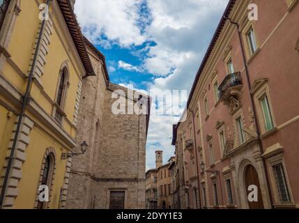 Ascoli Piceno (Italien) - die schöne mittelalterliche und künstlerische Stadt in der Region Marken, Mittelitalien. Hier ein Blick auf das historische Zentrum. Stockfoto