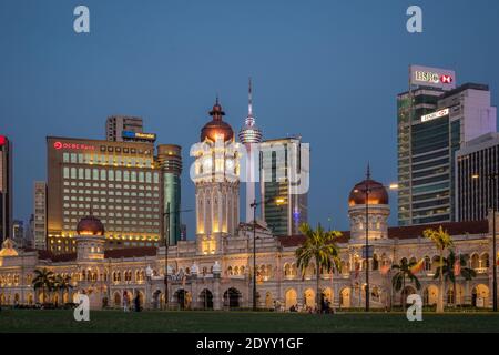 MALAYSIA, KUALA LUMPUR, 06. JANUAR 2018: Schöne Abendansicht vom Merdeka Platz Stockfoto